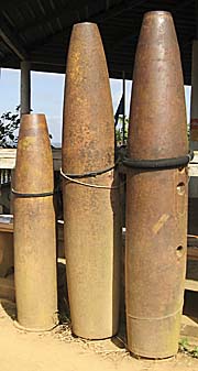 Bomb Shells in Phonsavan by Asienreisender